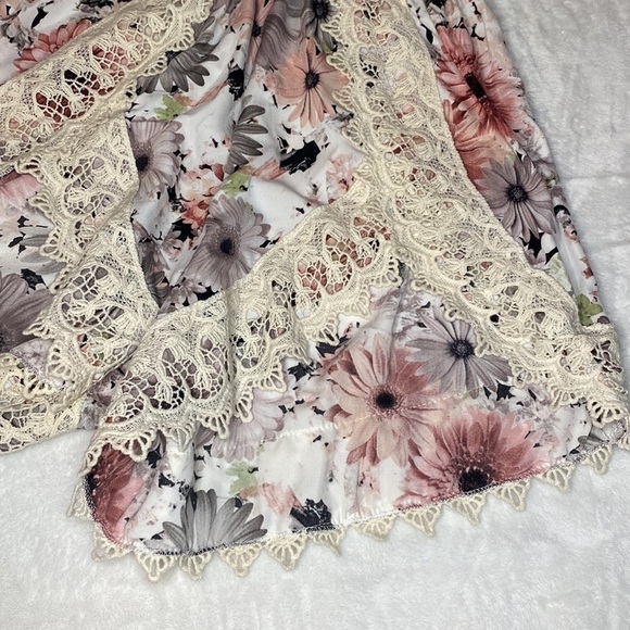 Gorgeous ILLA ILLA Lace Trim V-Neck Floral Romper Size Small - Picture 3 of 16
